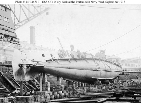USS 0-1 (SUBMARINE #62) IN DRY DOCK AT PORTSMOUTH NAVY YARD IN SEPTEMBER 1918
